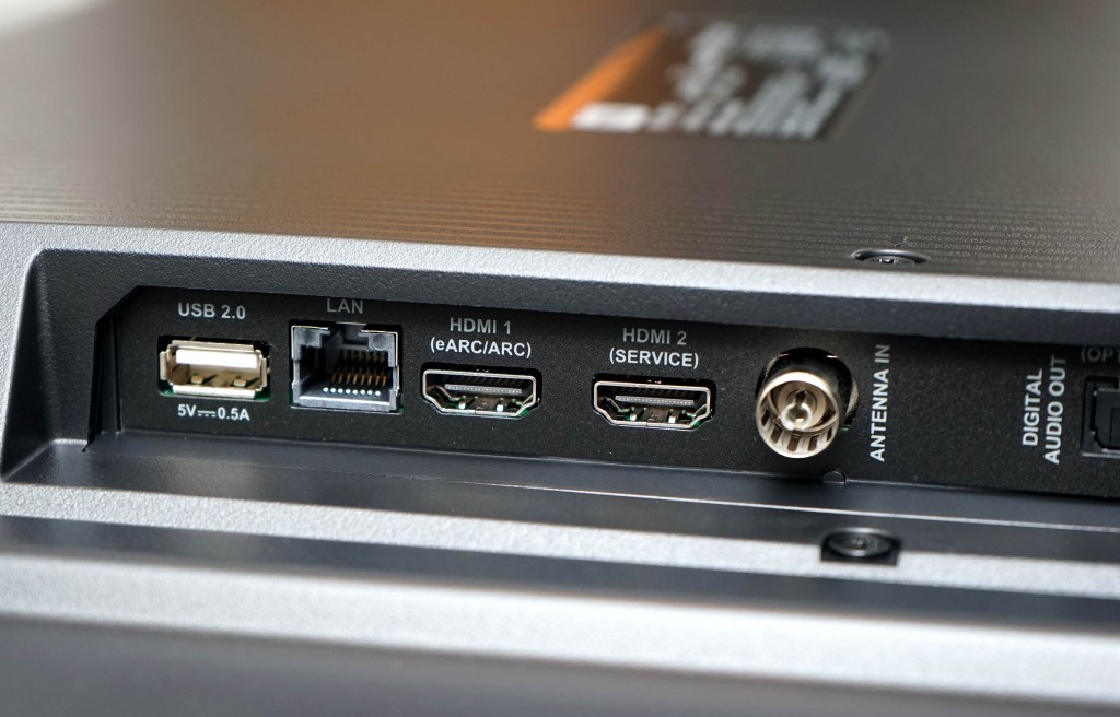 ●機背接駁端子齊備，包括HDMI、USB及LAN等，其中一組HDMI支援eARC。