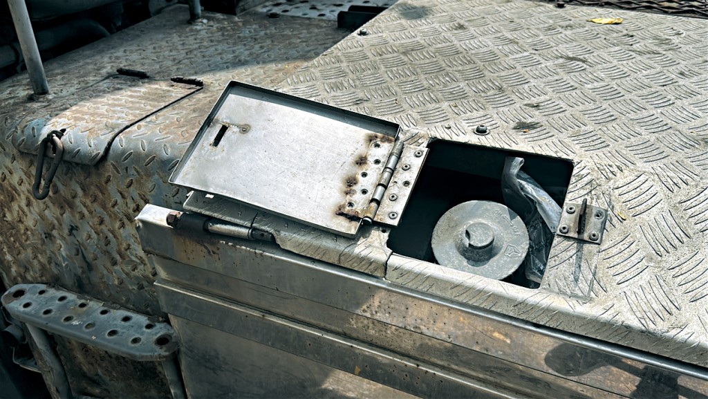 盜賊打開油缸抽乾柴油。