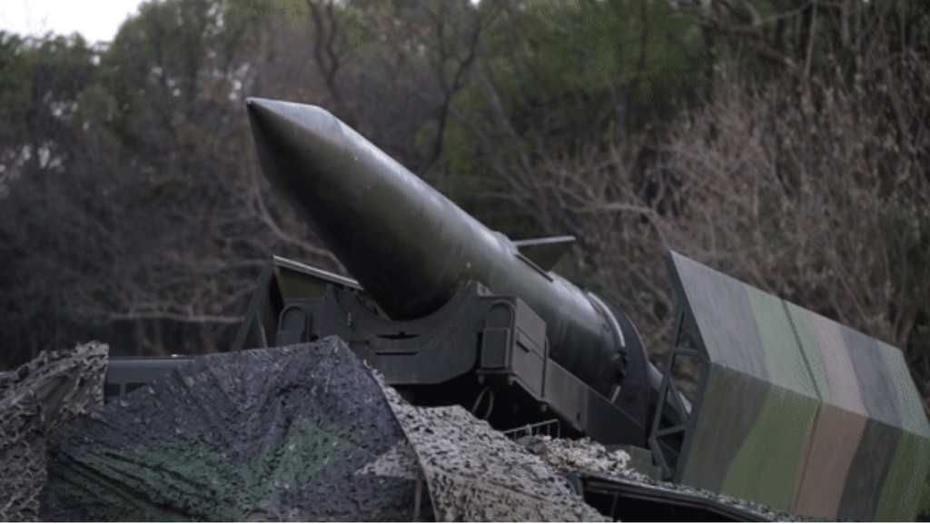 東部戰區「聯合利劍」環台演習，陸軍出動了遠箱火遠程箱式火箭，火箭軍有若干常規火力單元。
