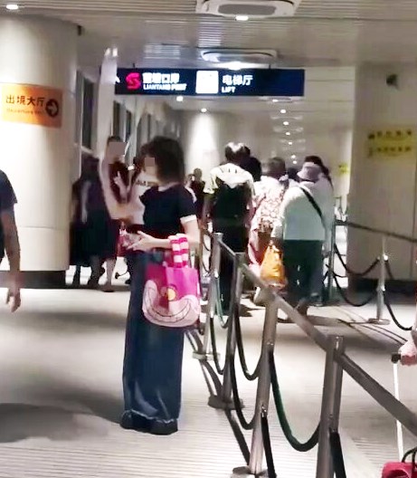 女子在莲塘过境口岸附近举牌怀疑向香港男子徵婚，期望缔结良缘。fb「中港改车斗阴影片关注组」截图