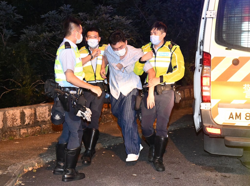 楊明於2020年8月在半山疑酒後駕駛，失控撞毀石壆。