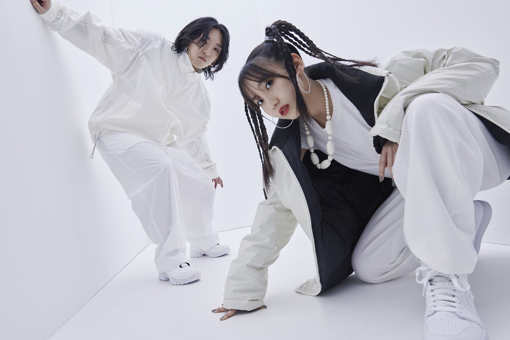 由作曲家Ayase（左）、创作歌手ikura组成。