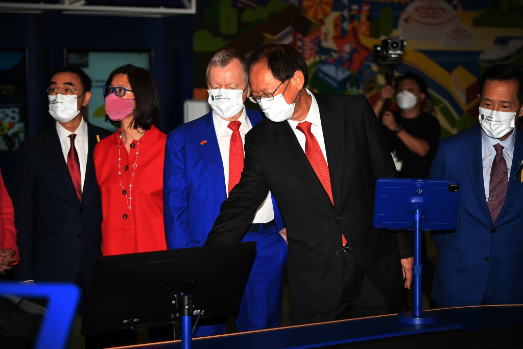 馬會主席陳南祿、行政總裁應家柏及一眾董事率先參觀「與你並肩每一天」巡迴展覽。