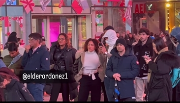 麥巴比和阿拉舒夫在紐約街頭欣賞表演，被球迷認出。網上圖片