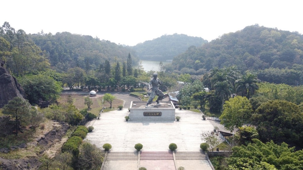 佛山李小龙巨像。李小龙祖籍佛山。