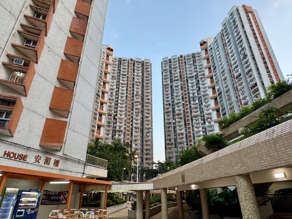董建華當年推出公屋租置計劃,鄰近灝景灣的長安邨是首批屋邨之一,最終近九成居民購入單位。 董建華當年推出公屋租置計劃,鄰近灝景灣的長安邨是首批屋邨之一,最終近九成居民購入單位。