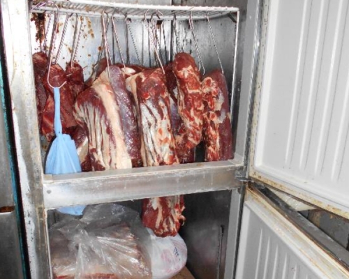 行動中，食環人員檢獲約184公斤懷疑冷藏牛肉。政府新聞處圖片