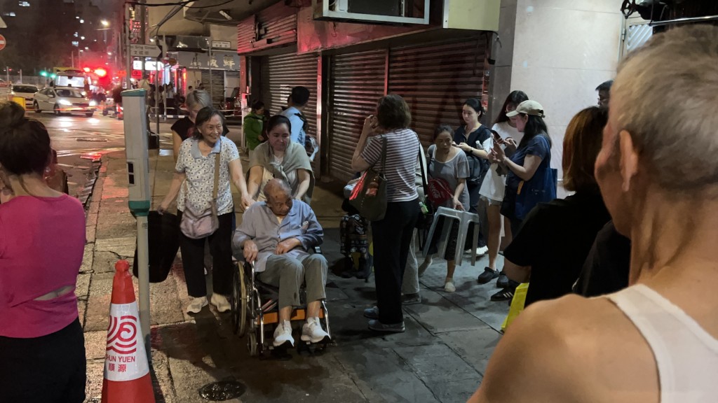 事件中共有300人自行或由消防協助疏散至安全位置。蔡楚輝攝 事件中共有300人自行或由消防協助疏散至安全位置。蔡楚輝攝