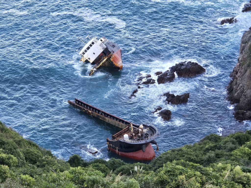 一艘內地貨船於今年9月因強風而漂流到香港水域擱淺，至近日更斷開兩截。fb「天行足跡」圖片