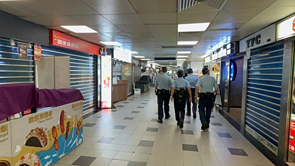 警員在葵涌廣場巡邏。楊偉亨攝