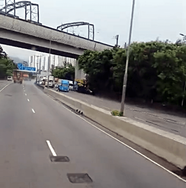 天水圍天影路發生四車串燒事故。fb：馬路的事討論區
