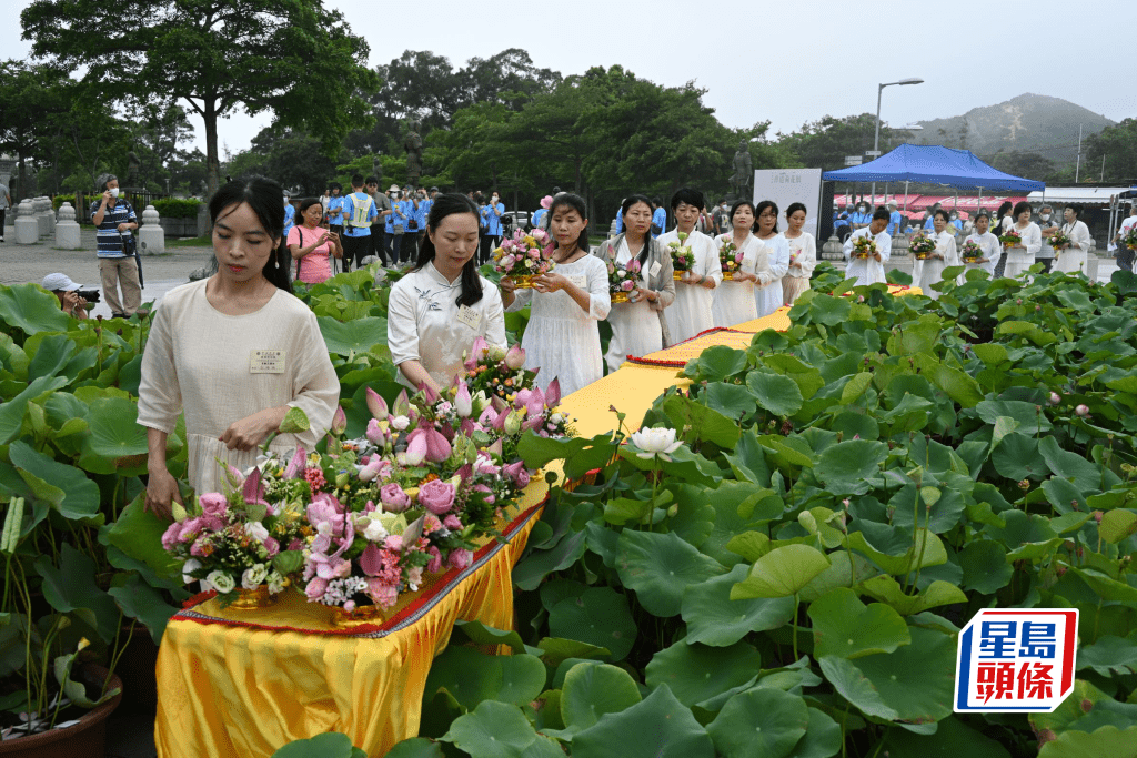 活動開始前，花藝師首先進場，進行鮮花供佛儀式。