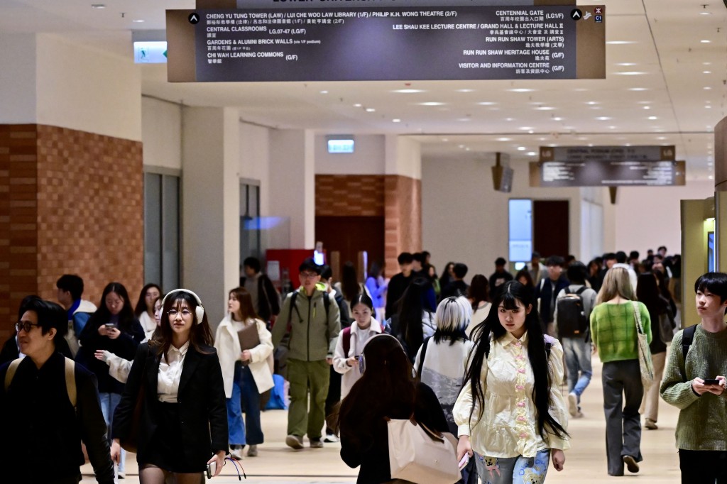 面對青年就業困難及部分企業持觀望態度縮減招聘,政府聯同本地六大商會推出「畢業生就業啟航計劃」。資料圖片 面對青年就業困難及部分企業持觀望態度縮減招聘,政府聯同本地六大商會推出「畢業生就業啟航計劃」。資料圖片