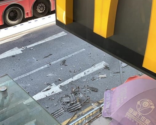 亞皆老街有簷蓬墮下。地平線玩具站facebook圖片