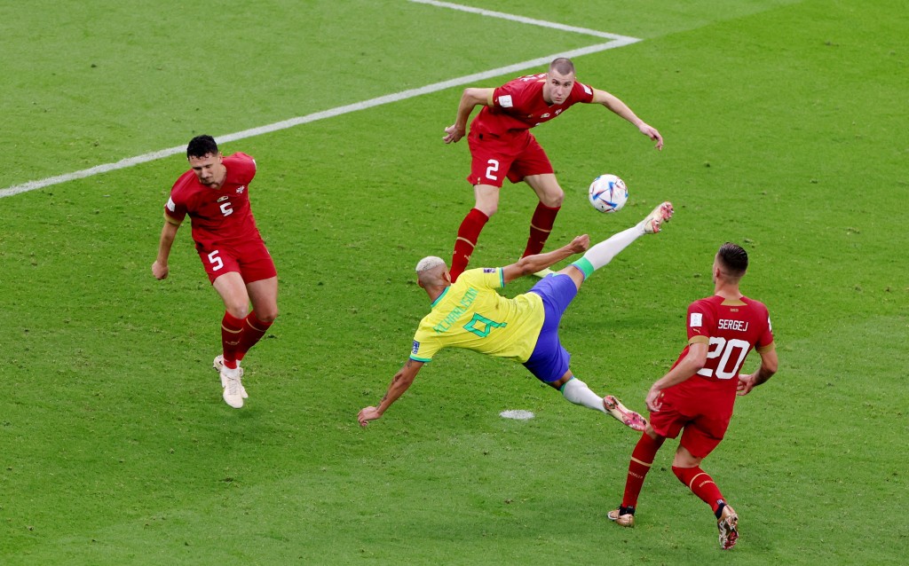 G组首轮，巴西2:0击败塞尔维亚。前者射手李察利臣梅开二度，其中一球更控定挑高后，再车身窝利抽入，乃今届赛事目前最精彩入球。Reuters