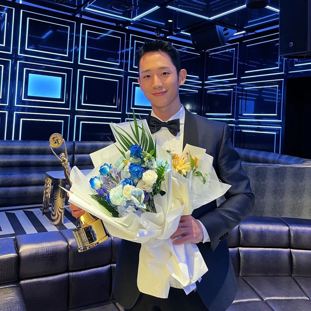 去年舉行的《第1屆青龍電視劇大賞》，丁海寅獲得粉絲票選的人氣明星獎。
