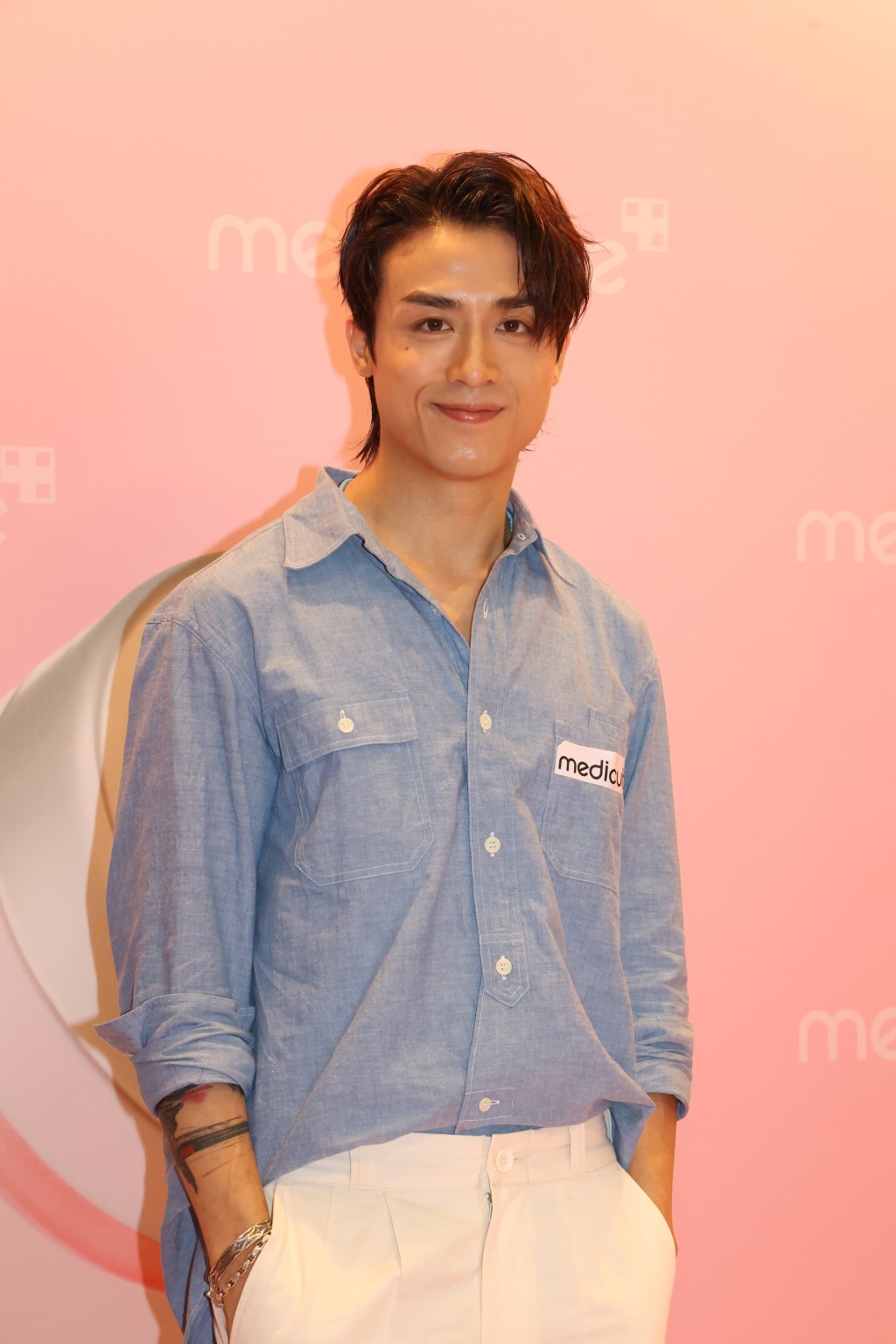 AK早陣子擔任麥浚龍演唱會嘉賓,表示《一個男人 一個女人和浴室》很難唱,怕自己失禮。 AK早陣子擔任麥浚龍演唱會嘉賓,表示《一個男人 一個女人和浴室》很難唱,怕自己失禮。
