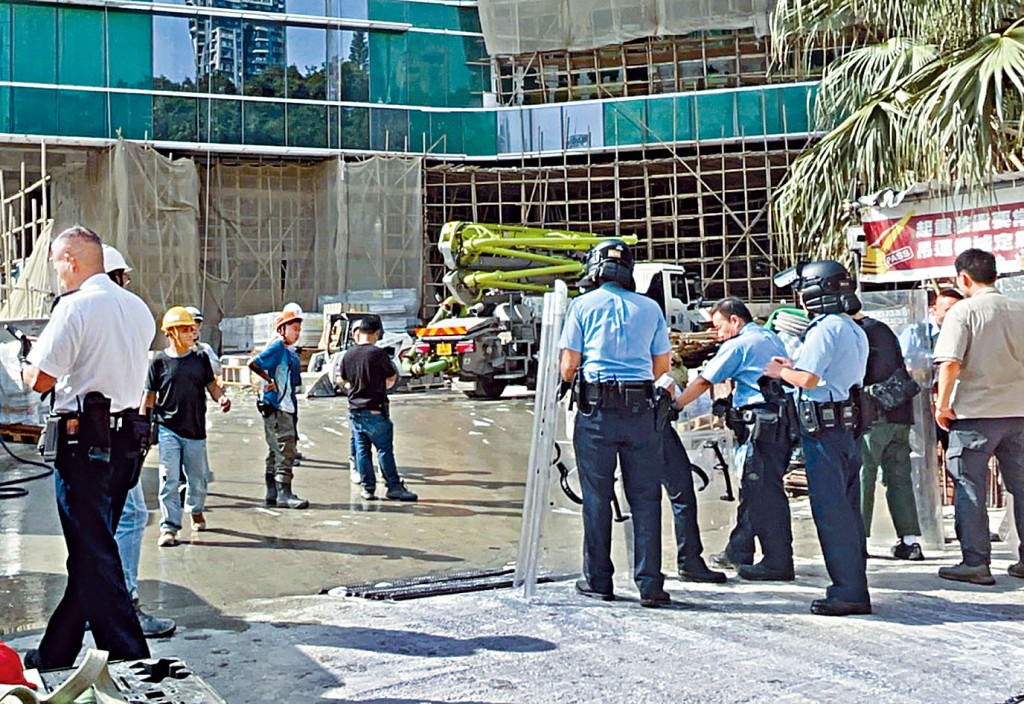 大批手持盾牌警員連同漁護署獸醫在地盤搜尋野豬蹤影。
