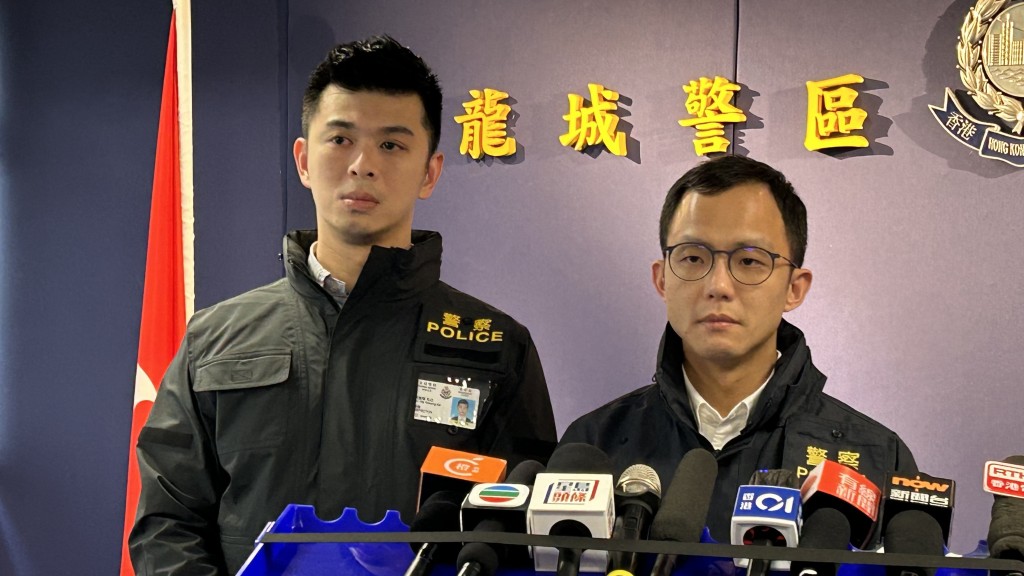 九龙城警区刑事部总督察罗程瀚（右）简介案件。蔡楚辉摄