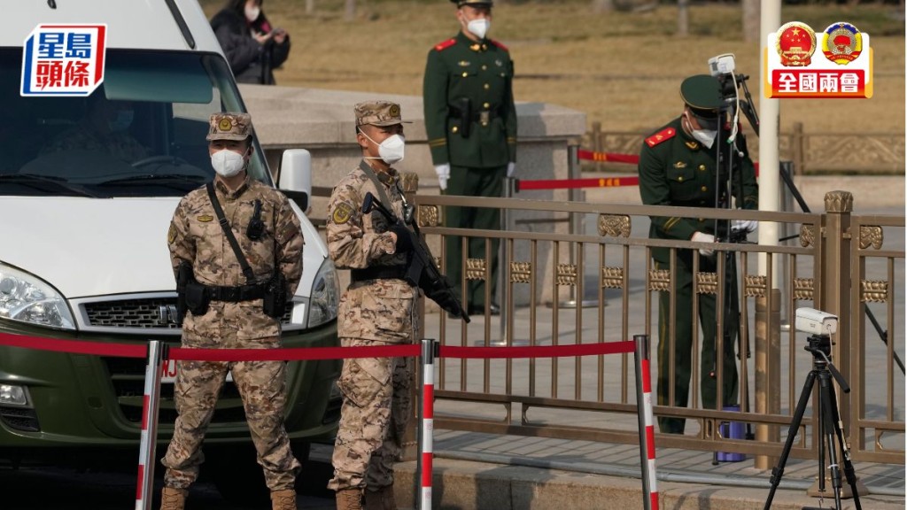 武警特種兵身穿野戰作戰服出現在北京街頭。 美聯社