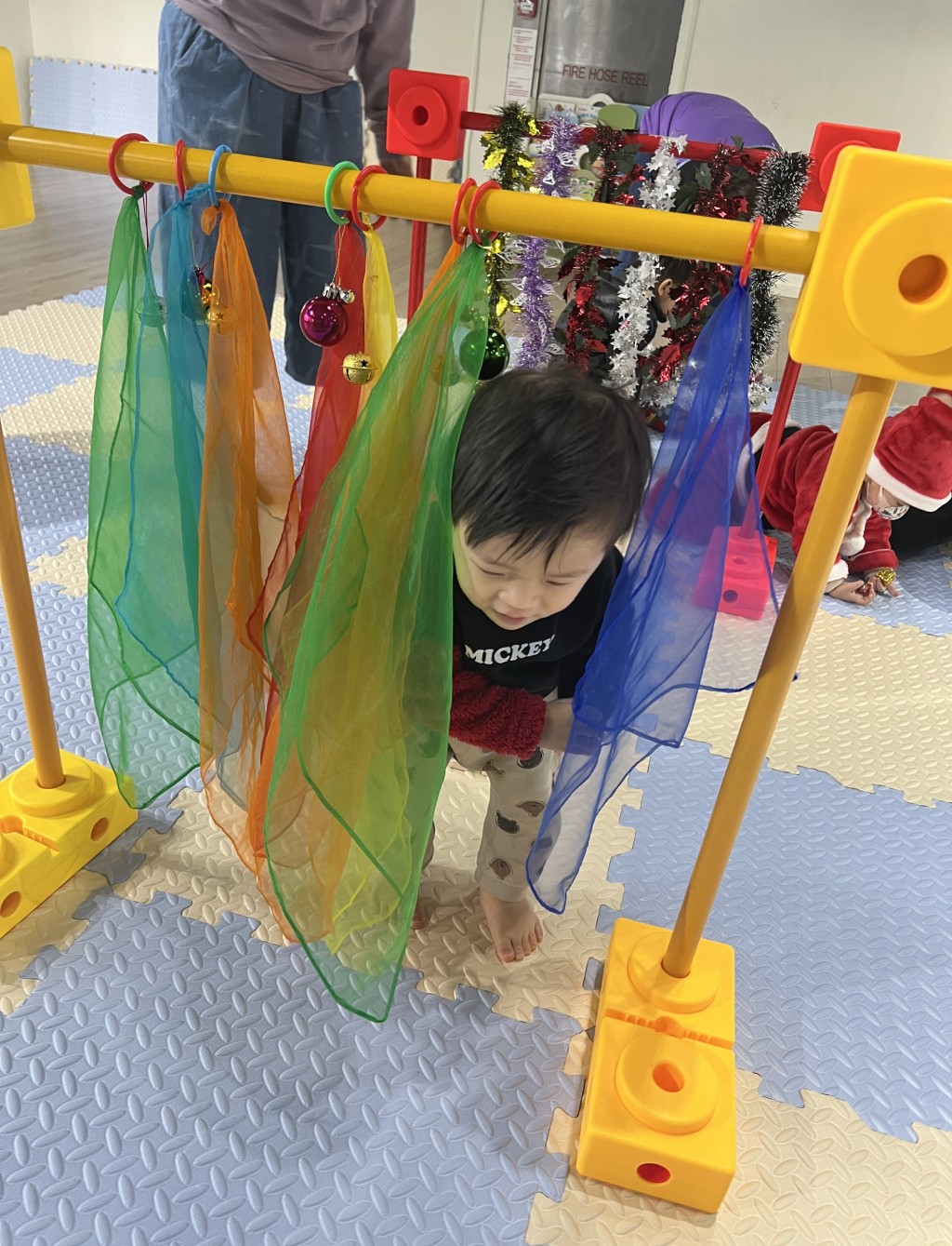 透过绘本故事、动动手主题游戏、圣诞图工手作、大小肌肉任务等，让幼儿与家人共度温馨圣诞亲子时光。（图片来源：受访者提供）