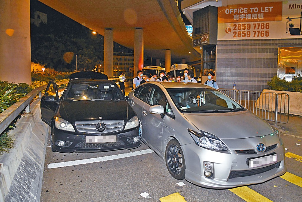 平治房車狂撼停於燈位前私家車後揳在車與石壆間,平治司機棄車逃去。