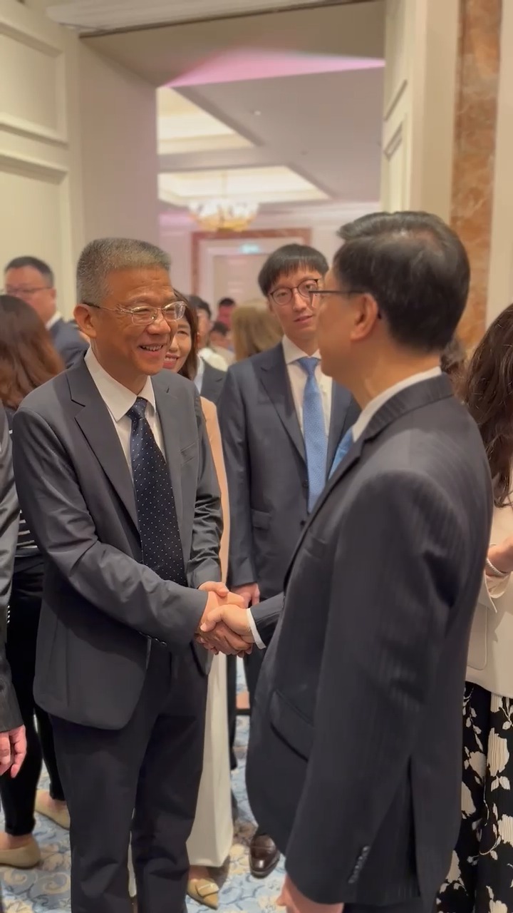 李家超與寶業湖北建工集團有限公司董事張健握手。 李家超與寶業湖北建工集團有限公司董事張健握手。