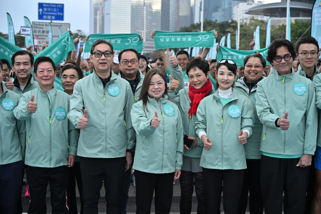 首场10公里赛约7时20分开始，由罗淑佩、黄晓君、黄浩明、何文尧及林家栋等名人主持起步礼及鸣枪。
