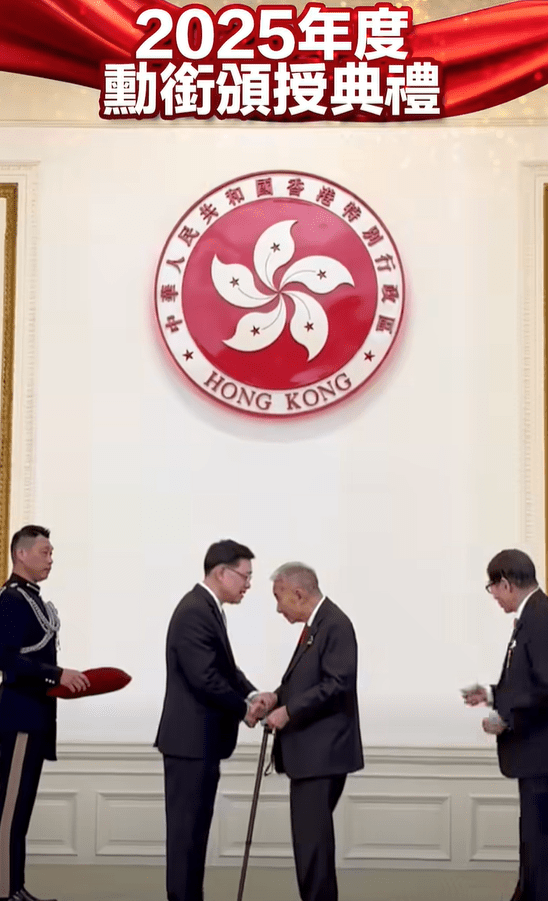 港大榮休教授梁智仁獲頒發大紫荊勳章。李家超FB影片截圖