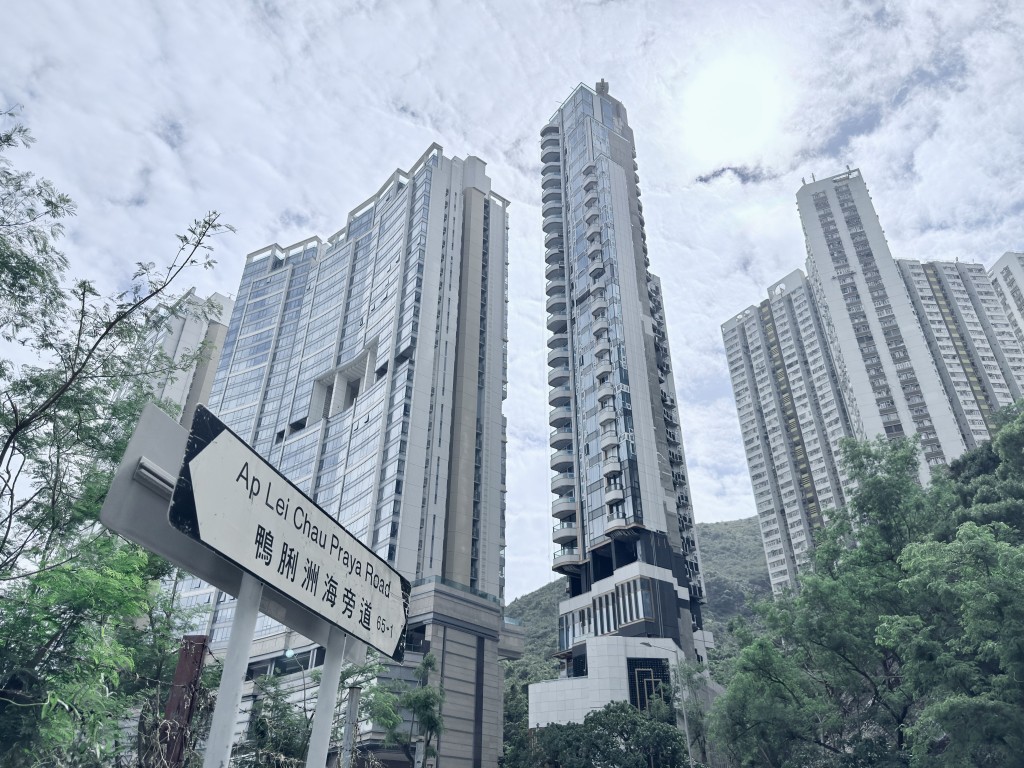 璟南提供38伙，其中32伙為分層單位，餘下6伙屬特色戶，全屬4房間隔，最細單位面積近1600方呎。