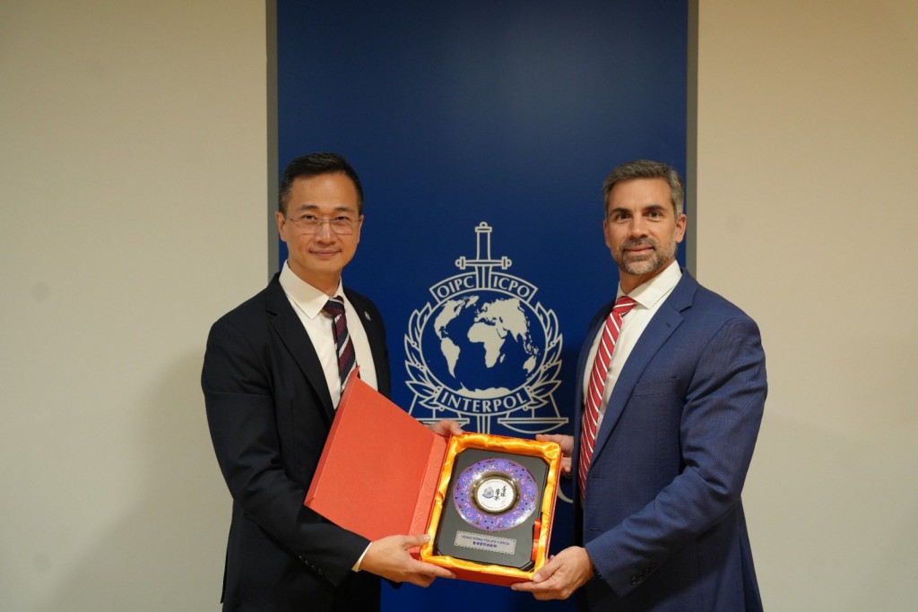 陳東分別與瑞士、泰國、印尼等地代表，以及國際刑警組織內部監督部門主管會面。香港警察fb圖片