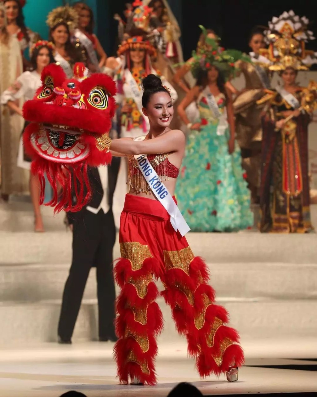 已离开TVB的陈约临，曾在2016年国际小姐竞选中夺得「亚洲皇后」，当年就以舞狮装为主题。