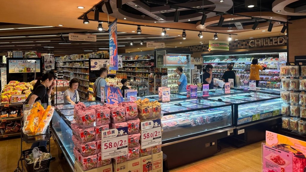 鑽石山荷里活廣場一間超市有不少市民開始入貨。 鑽石山荷里活廣場一間超市有不少市民開始入貨。