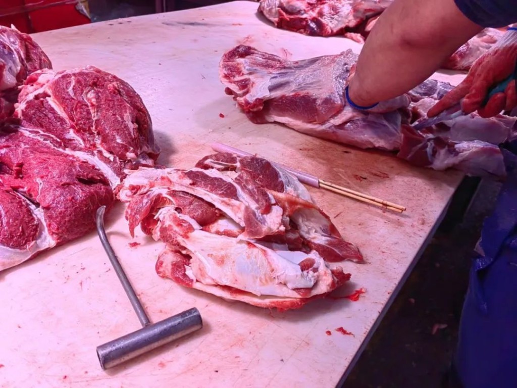 长春一家猪肉分割市场内，用做「假驴肉」的母猪前腿肉。新京报