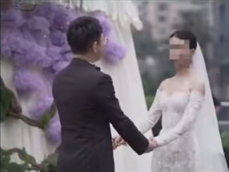 李小姐不滿婚禮司儀，全程把新郎名字「文鵬」，叫成「文峰」，提醒也不改口。抖音