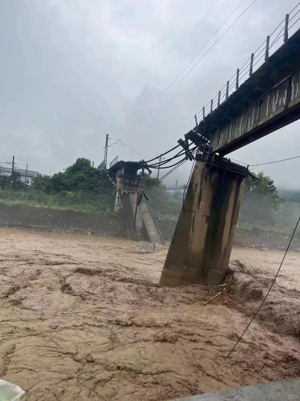 陝西寶雞暴雨已造成5死8失蹤。