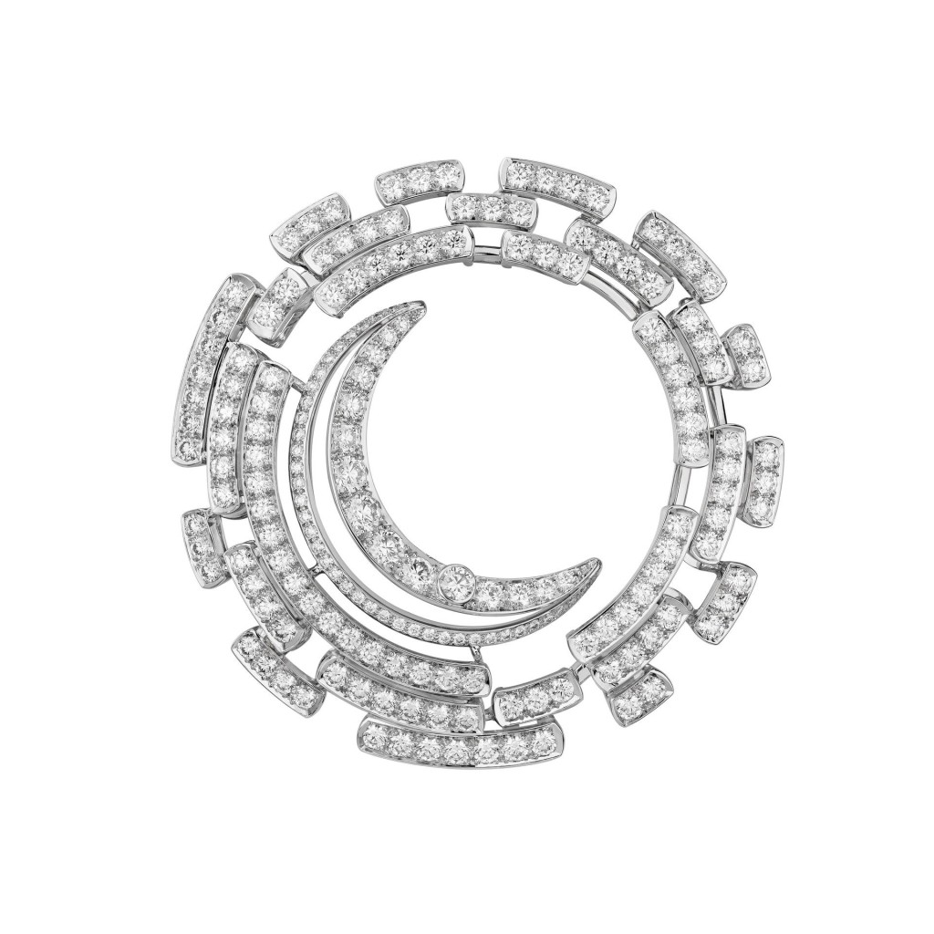 Allure Céleste項鏈拆下月亮鑽石環，可獨立作為胸針。