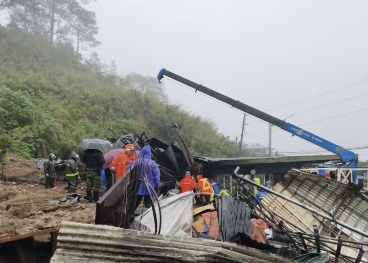 菲律宾豪雨引发山泥倾泻，警察单位协助救援。 fb / Benguet 2nd Mobile Force Company