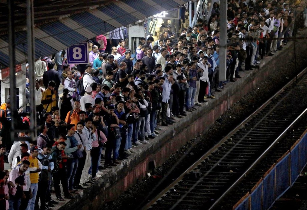 孟買一個鐵路車站月台逼滿乘客。 路透社