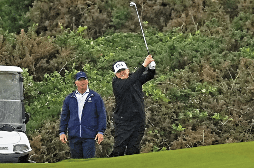 曾任特朗普球僮、现为特朗普国际高尔夫俱乐部高球总监的尼波特(John Nieporte)表示,特朗普确实有能力打出极佳成绩。美联社 曾任特朗普球僮、现为特朗普国际高尔夫俱乐部高球总监的尼波特(John Nieporte)表示,特朗普确实有能力打出极佳成绩。美联社