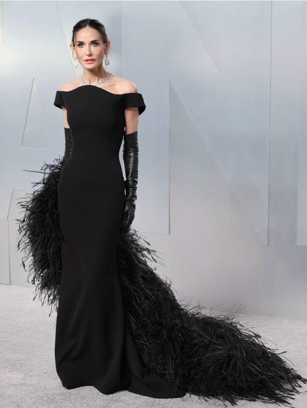 狄美摩亞又指布斯需要的只有愛。