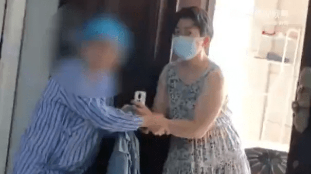 现场有一名胚胎师谎称是保洁员，一度想逃走，被患者死死抓住。