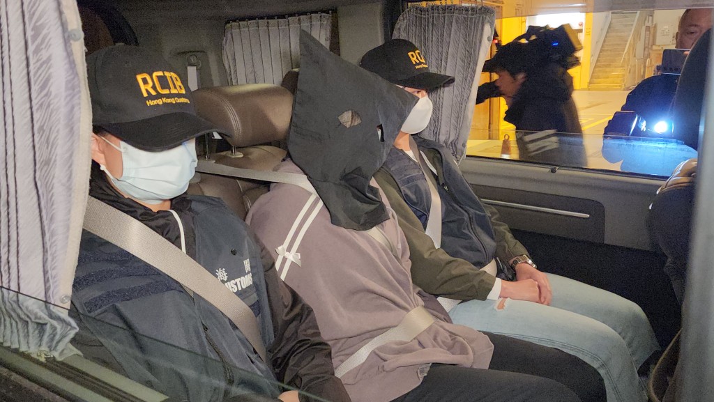 元朗貨櫃屋藏私煙　海關檢市值500萬元貨品　59歲女子被捕。黎志偉攝