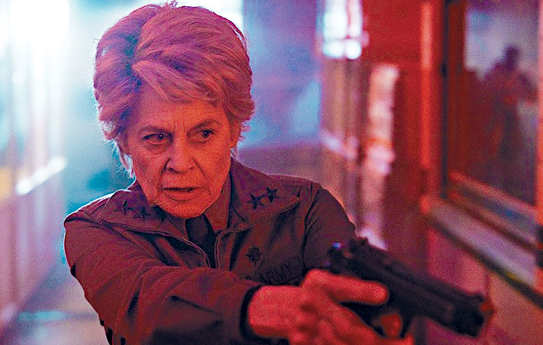 Linda Hamilton接手霍金斯鎮軍事行動,追捕一眾主角。 Linda Hamilton接手霍金斯鎮軍事行動,追捕一眾主角。