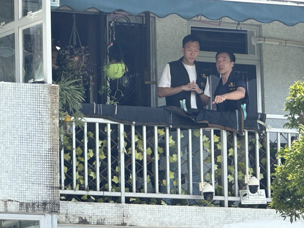 警司鍾雅倫(圖右)到案發單位隔離村屋搜證。梁國峰攝