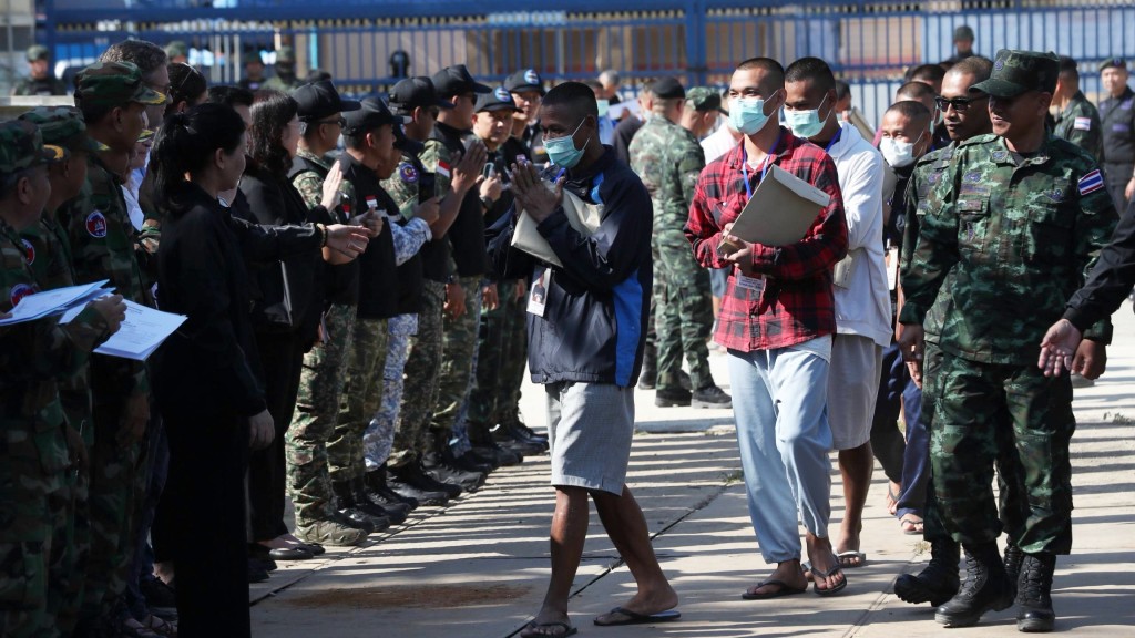 被俘柬埔寨士兵過境回國，受到軍民熱烈歡迎。 美聯社