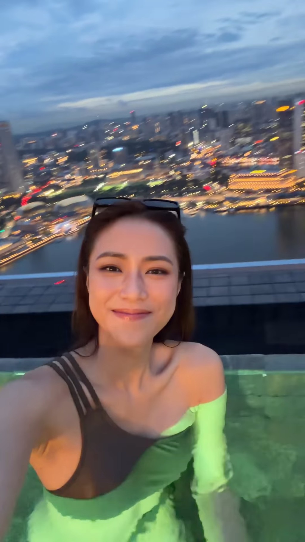 貼身剪裁的泳衣完美勾勒出劉穎鏇凹凸有致的S字身形。 貼身剪裁的泳衣完美勾勒出劉穎鏇凹凸有致的S字身形。