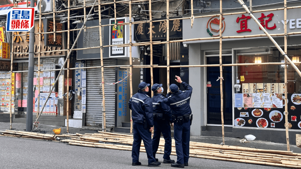 搭棚工人由高處墮下，警方在場調查。梁國峰攝