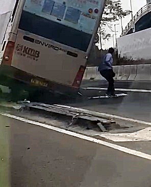 巴士上有乘客跳下逃生。网上截图