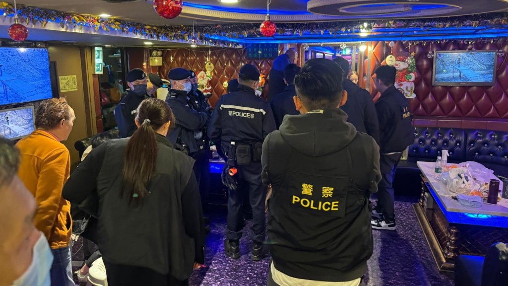 警方於旺角巡查娛樂場所。警方提供